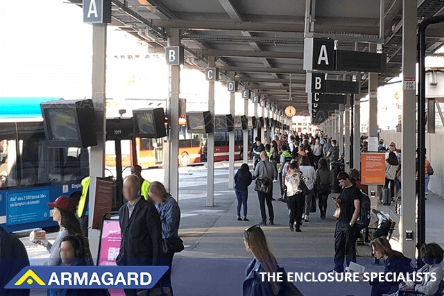 Armagard-kapslingar för digital skyltning utomhus för busshållplatser på en station i Sverige