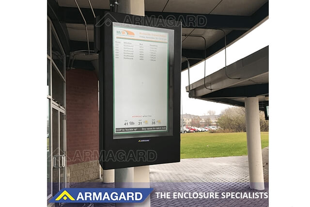 Digital skyltning utomhus för busshållplatser i stående format vid en station i USA