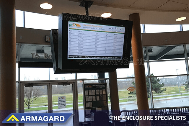 Digital skyltning utomhus för busshållplatser i liggande format vid en busstation i Minnesota