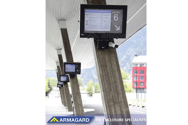 Kapsling i liggande format för digital skyltning utomhus för tågstationer