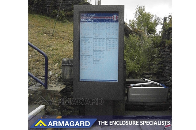 Armagards fristående informationstavla för digital skyltning utomhus för tågstationer för Network Rail