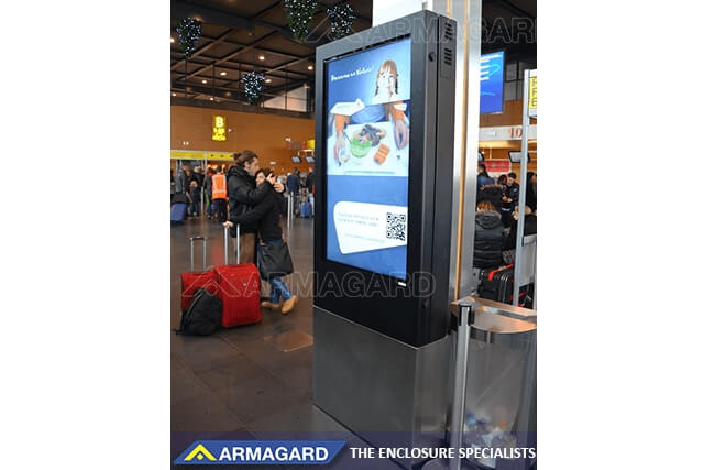 Fristående informationstavla för väderbeständig digital skyltning för flygplatser från Armagard