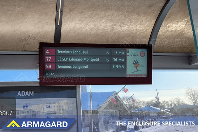 Långsmal avgångstavla för digital skyltning utomhus för tågstationer