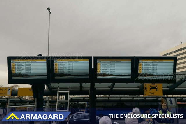 Väderbeständig digital skyltning för flygplatser från Armagard installerad på Schiphols flygplats