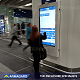 En digital avgångstavla för utomhusbruk med pekskärm på en järnvägsstation