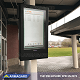 En stolpmonterad digital avgångstavla för utomhusbruk vid en busstation