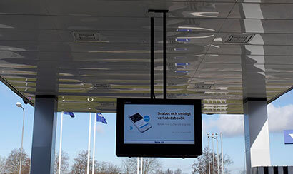 Takmonterad digital skyltning utomhus på Volvo Bils bensinstation