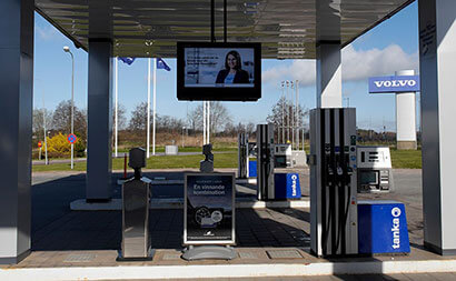 Digital skyltning utomhus från Armagard på Volvo Bils bensinstation