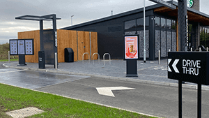 Samsung OH55F drive-thru digitala menytavlor på en Starbucks