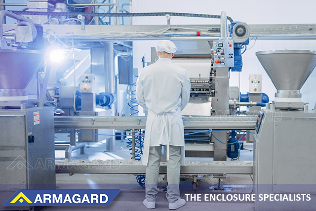 Livsmedelsproduktionsanläggning med skärmsystem för livsmedelsindustrin