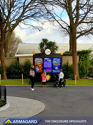 Nyinstallerad digitalt skyltsystem utomhus med tre skärmar på Paultons Park