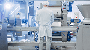 Livsmedelsproduktionslinje med skärmsystem för livsmedelsindustrin