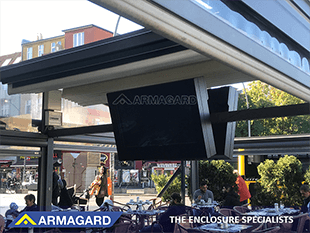 Två 55" utomhus TV-kapslingar installerade under Fior Di Moccas skärmtak