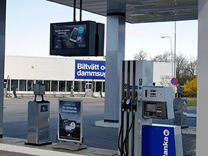 Armagards lösning för digital skyltning utomhus på Volvo Bils bensinstation