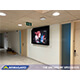 En 65" ligature resistant LCD-kapsling installerad i en korridor på en ungdomsinrättning