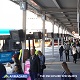 Stolpmonterade enheter av typen utomhusdisplay för passagerarinformation vid en busstation