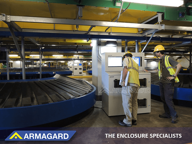 Två anpassade industriella datorskåp på Doha Airport